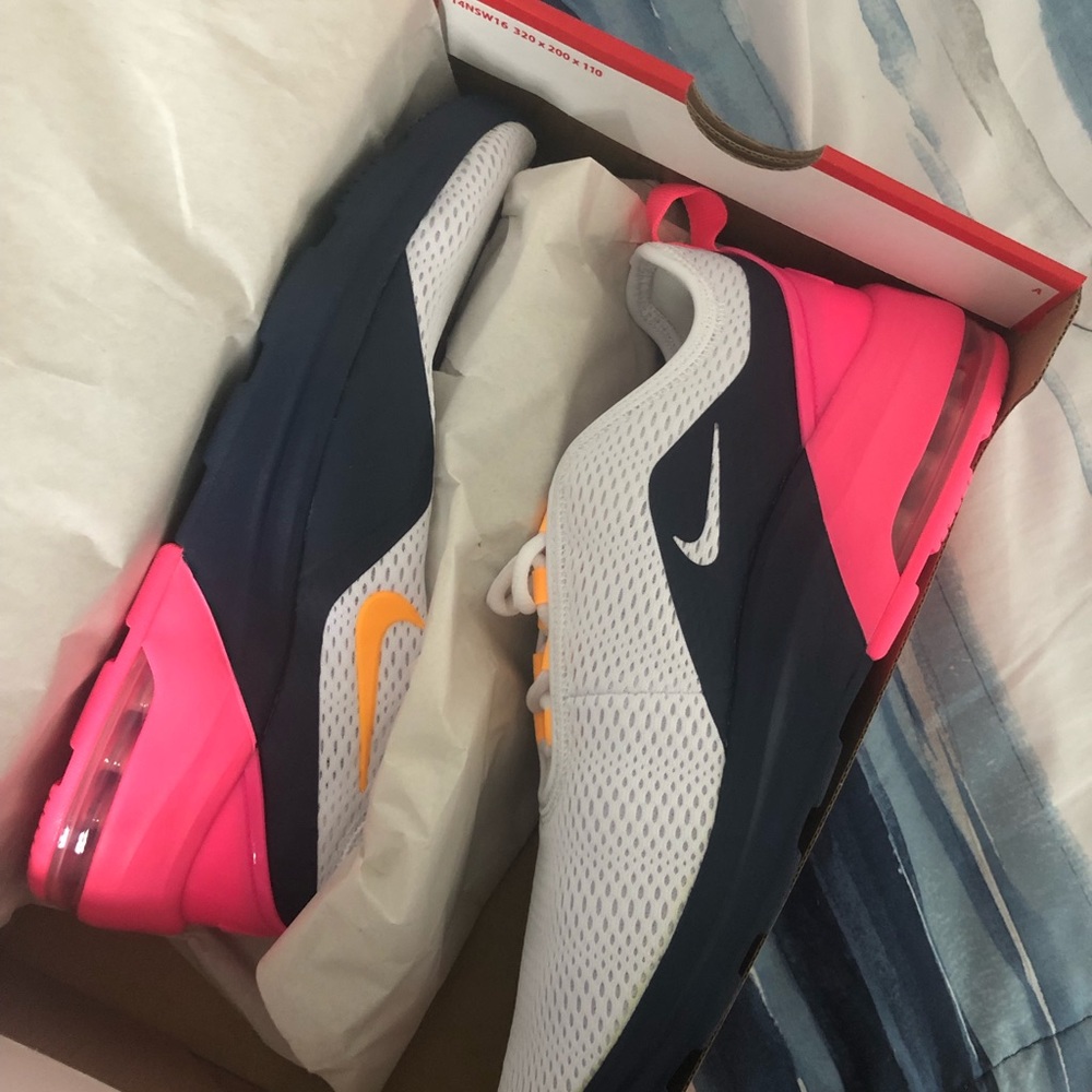 WOMENS NIKE
